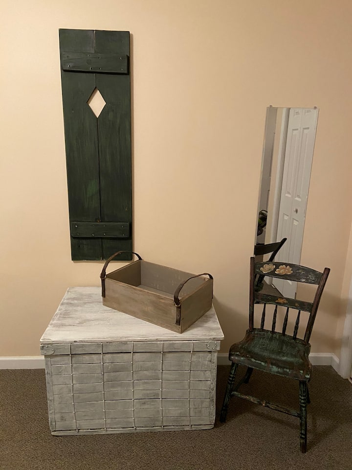 ห้องนอน 3 - กระจกขนาดใหญ่ที่เก็บของและเก้าอี้ - ตู้เสื้อผ้าขนาดใหญ่ (ไม่ปรากฏ)