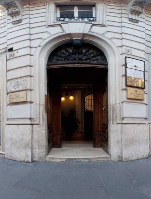 Ingresso principale via Cola di Rienzo