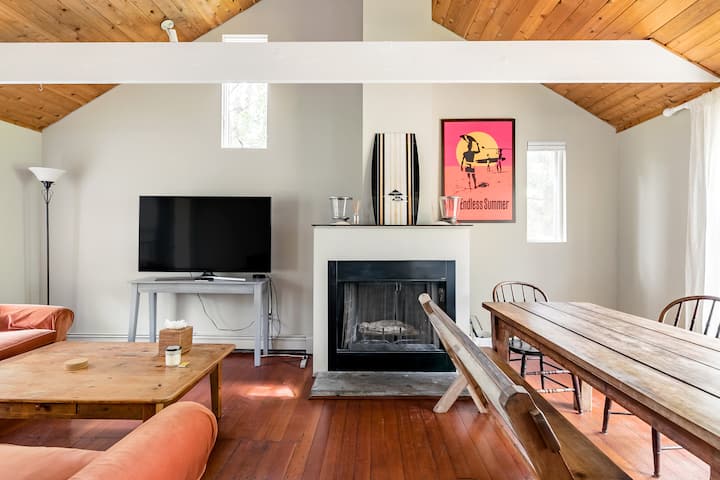 Eclectic Garden Cottage 2 Miles From Main Beach - East Hampton, NY