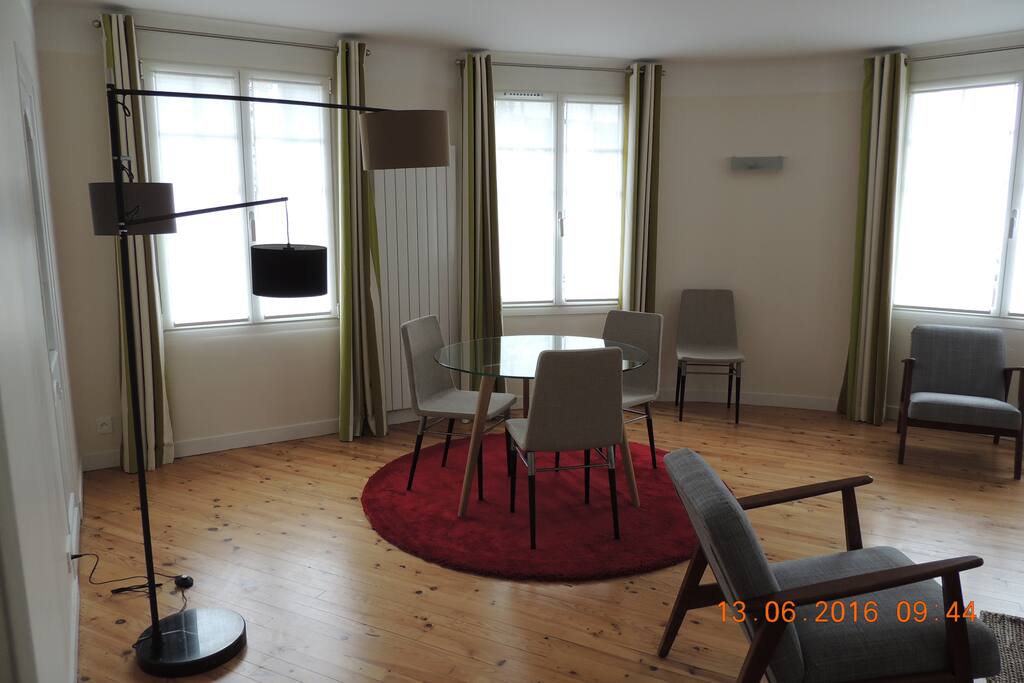 Grande pièce à vivre (26 m²), séjour coin repas