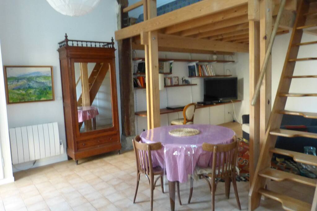 Rez de chaussée coin repas bureau coin tv