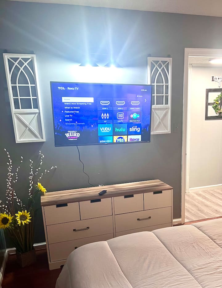 Cuarto dormitorio con TV inteligente y cama Queen.