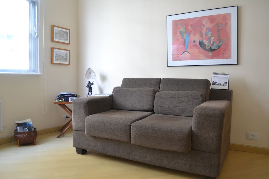 O outro lado da sala com o outro sofá