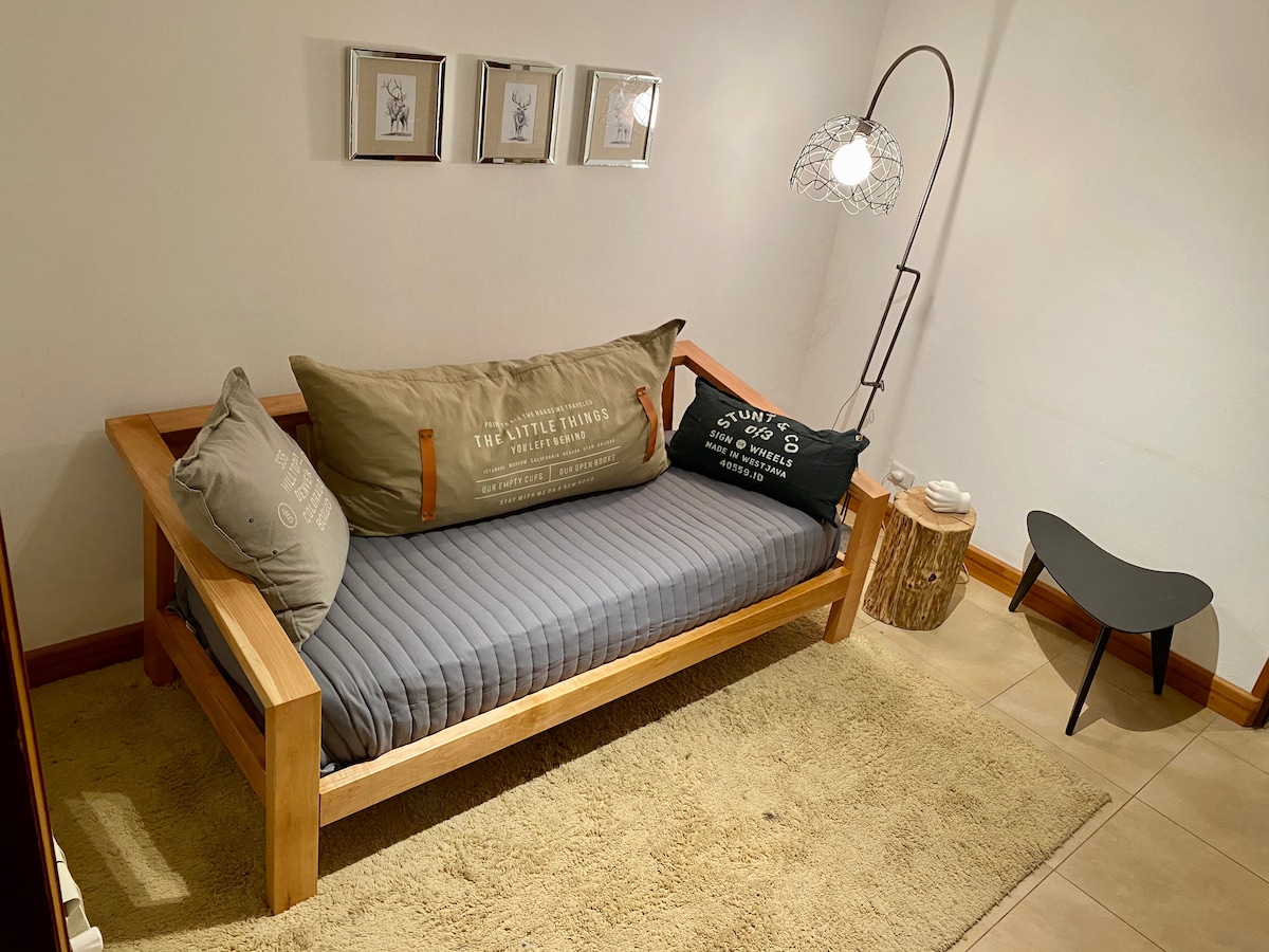 Chumba cha kulala cha pb kilicho na televisheni