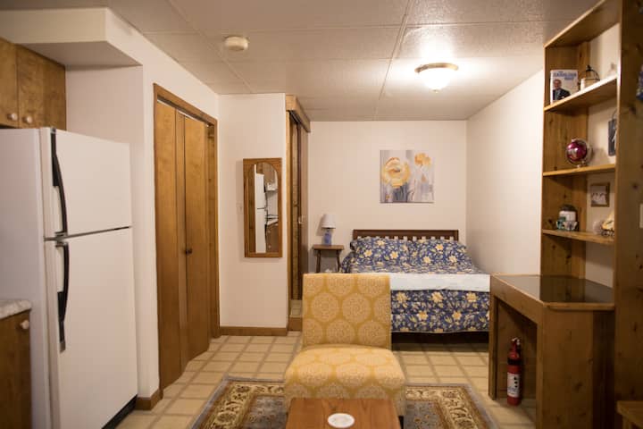 הנוף משולחן המטבח בחלון הקדמי של הדירה.