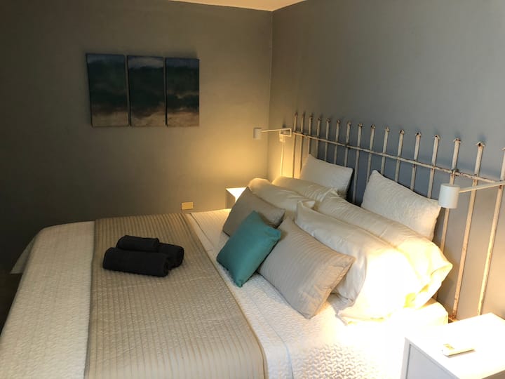 Დიდი ზომის საწოლი დამატებითი ბალიშებით. 