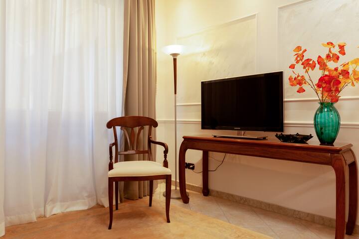 Ponte Vecchio Luxury Apartment gallery image 5