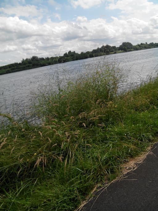 Le canal entre caen et la mer (voie verte) n'est qu'à 3 km. La mer ne se trouve qu'à 7km. Caen est également à 7km