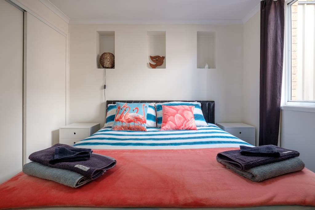 Bedroom, queen bed