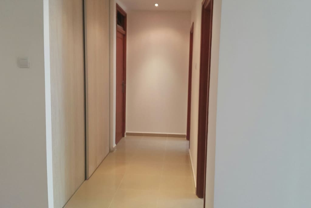 grand placard dans couloir pour rangements