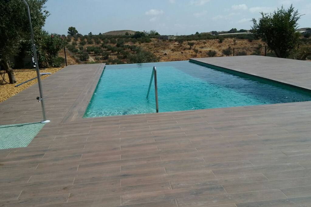 Infinity Pool con vistas a la montaña