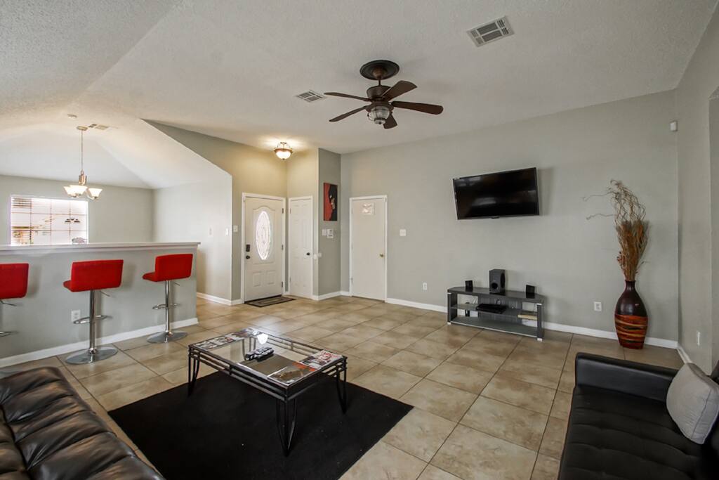 Large Spacious Family Room/Den Includes Two Full Size Futons Sleeps 4 Guest. 50" Flat Screen HDTV, Free WiFi, And Cable.