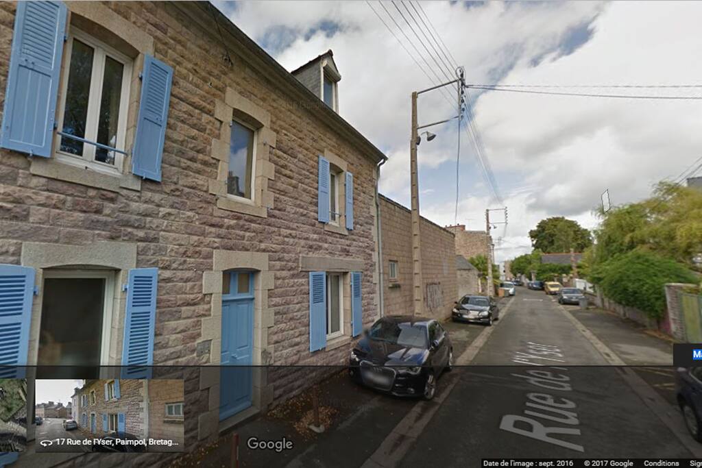Situé au 1° étage d'une maison paimpolaise.