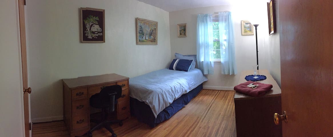 Brighton Park-like Home (twin bed room)