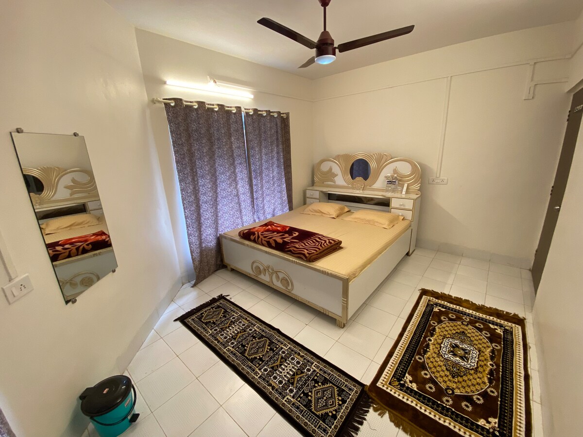 חדר שינה מס '2 עם חדר רחצה צמוד מס' 2 מצויד במאווררים חכמים (BLDC Motors & Remote מופעל)