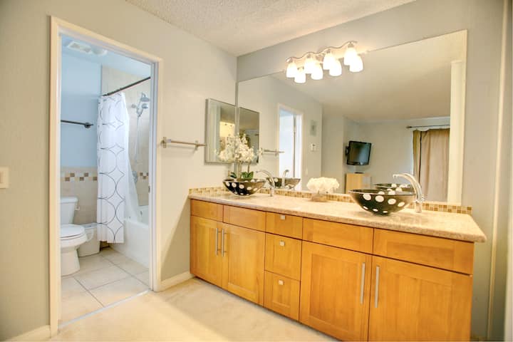 3 Bed 2 Bath House Uphill with City Light View