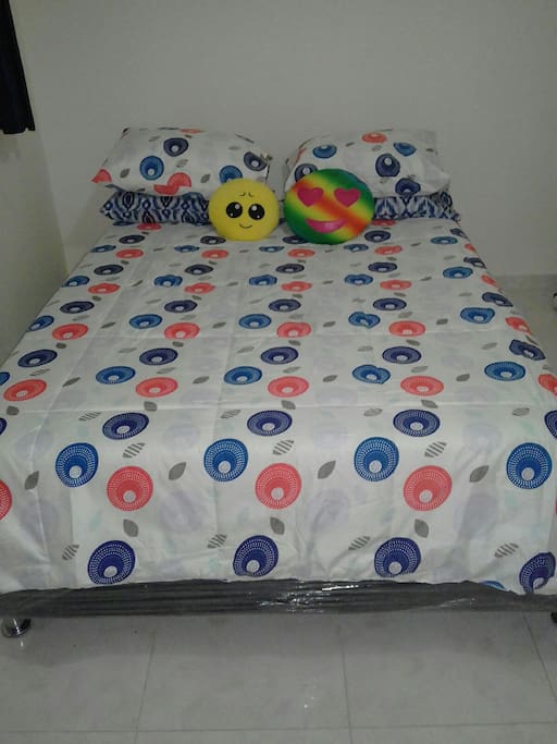 hermosa cama doble habitacion 3×4m bien iluminada de dia ventana amplia buena ventilacion cortinas oscuras proporcionan buen ambiente de descanzo en la noche