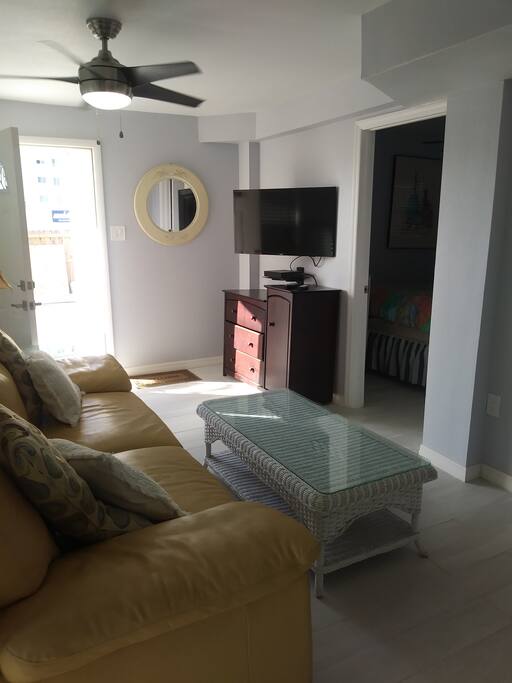 Living room Smart TV with cable and wi-fi