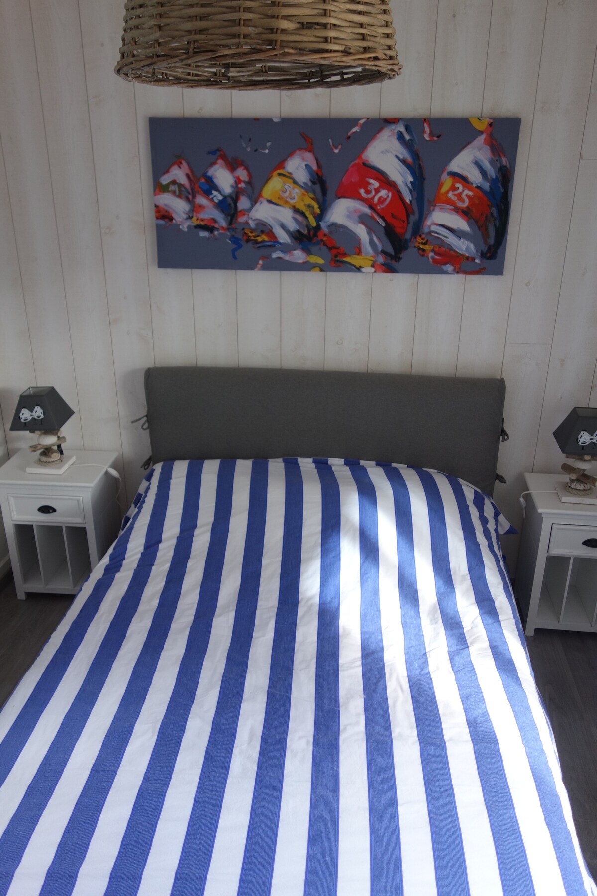 Chambre au 1ere étage avec lumière traversant  lit king size (160)