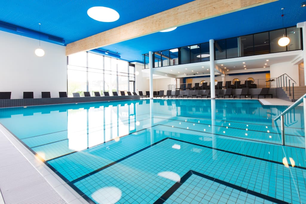 Schwimmbadbereich mit Whirlpool und Familiensauna