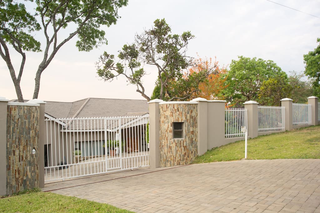 The street level approach to the House