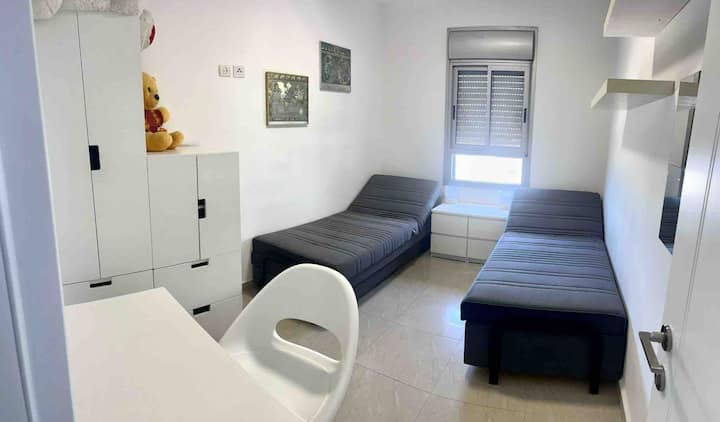 Segundo dormitorio, dos camas individuales de 90 cm con opción de extender una de ellas.