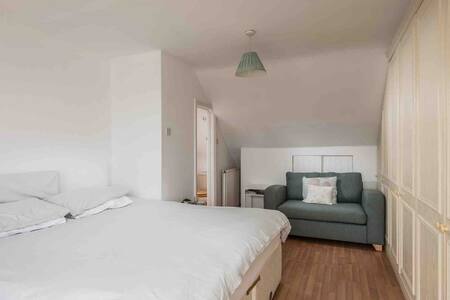 Large 2nd floor room with ensuite bathroom.