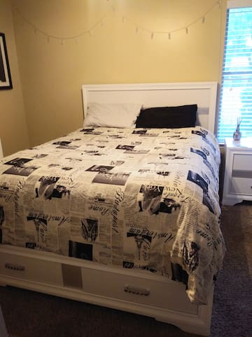 Med District-  Queen size w/en suite bath/closet