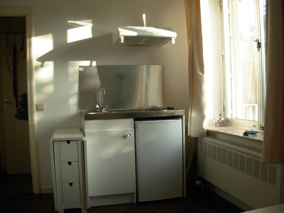 Kitchenette avec frigo. Vaisselle,couverts,poêles,nappe etc....