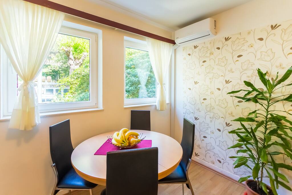 Living room (dining table)