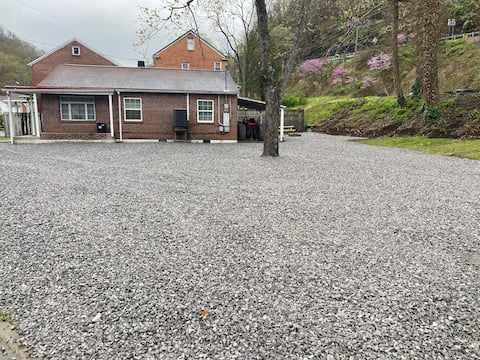The Heartland Lodge w/50 amp RV site/full hookup