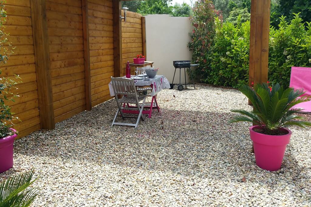 espace extérieur avec bbq / table / transats