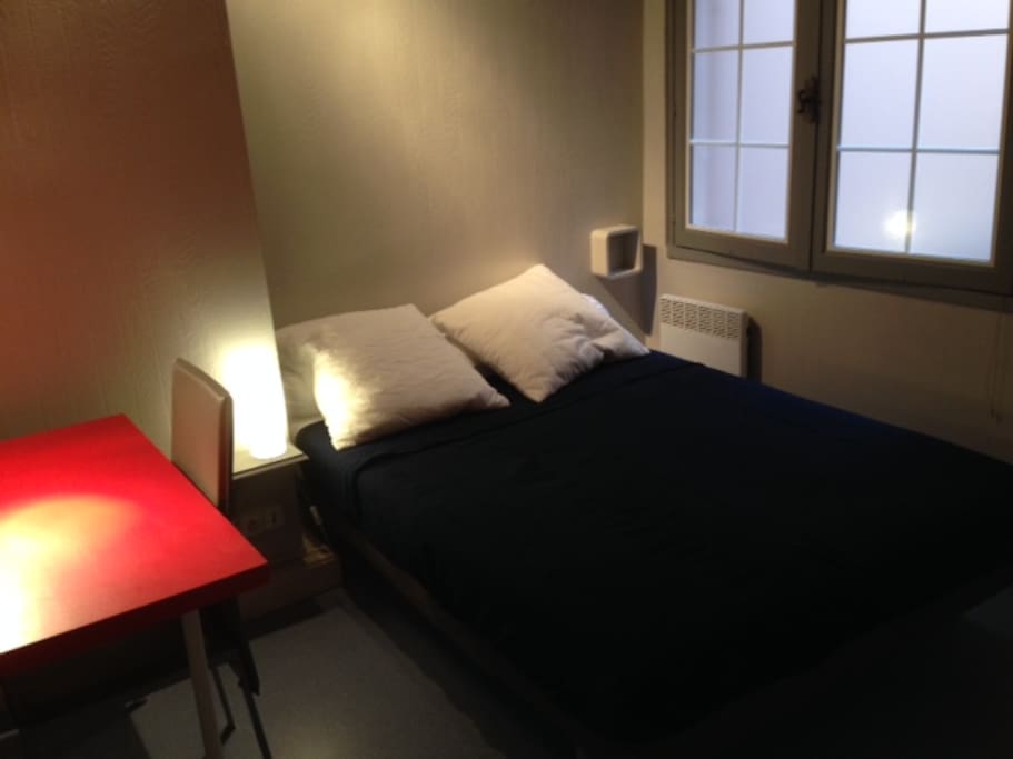 chambre 1 avec lit 2 places, bureau et placard intégré