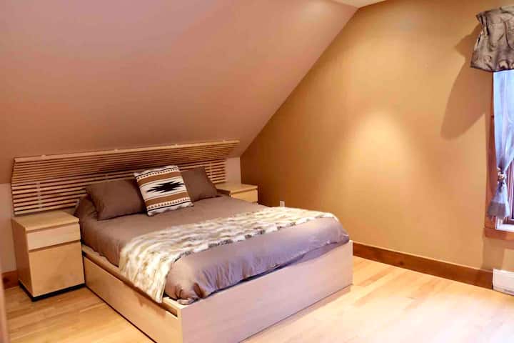Chambre deuxième étage lit queen
