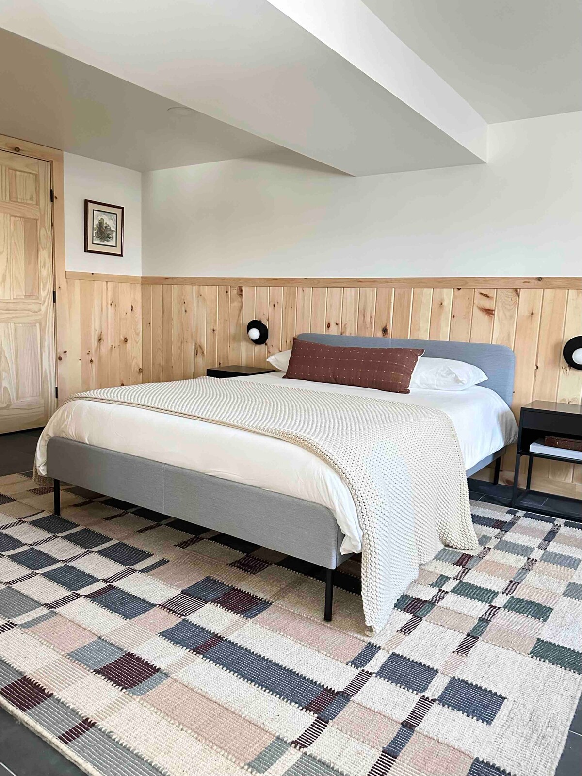 spálňa na spodnom poschodí s manželskou posteľou