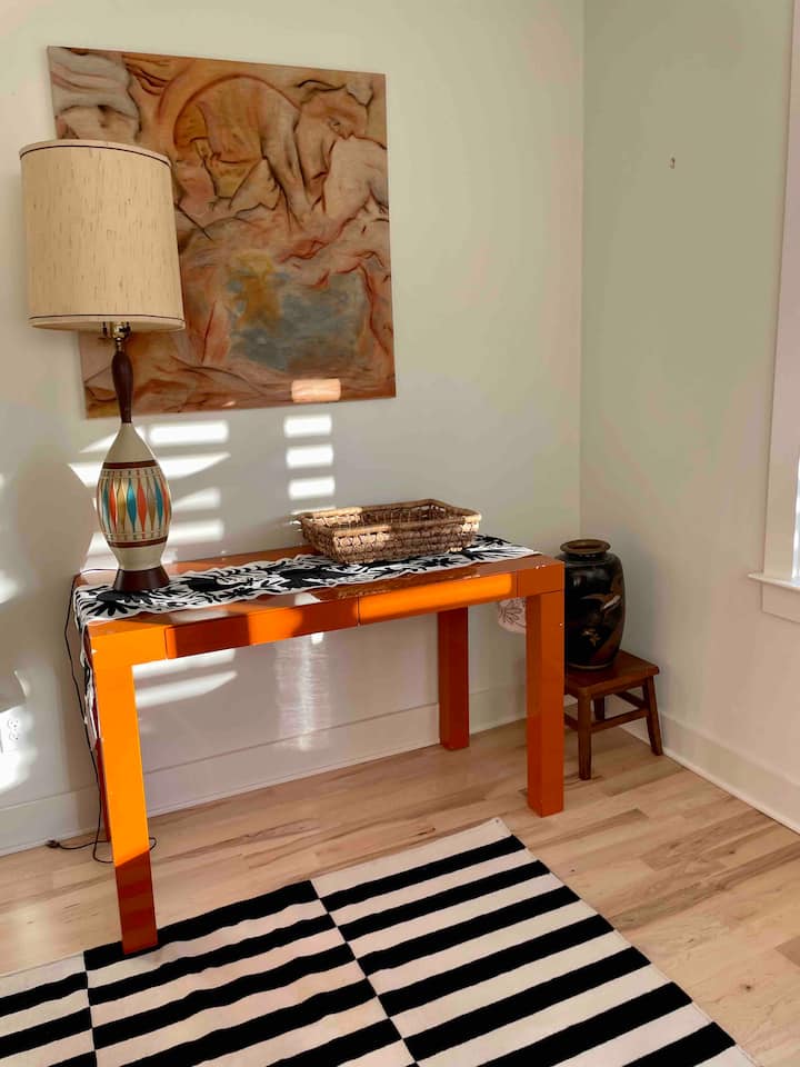 Chumba cha kulala cha ghorofa ya chini ni ofisi na/chumba cha kulala kilichowekwa (chenye dawati + kiti cha kukunja cha ergonomic). 

Kuna kabati kubwa na bafu kamili karibu na chumba. 