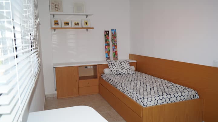 حديقة شجرة الزيتون غرفة النوم. سريران 90 × 190 سم