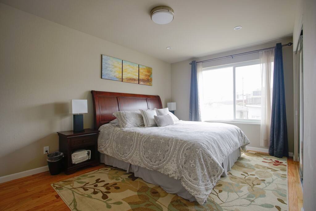 King bed bedroom