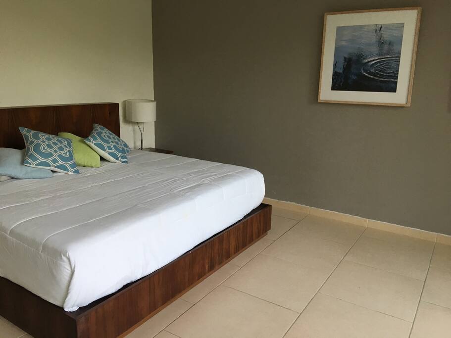 Master con cama king, baño privado con tina, regadera y walk-in closet