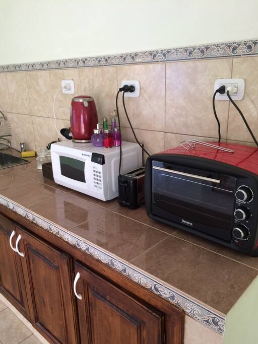 HORNO ELÉCTRICO, MICROONDAS, PAVA ELÉCTRICA, TOSTADORA Y HELADERA.