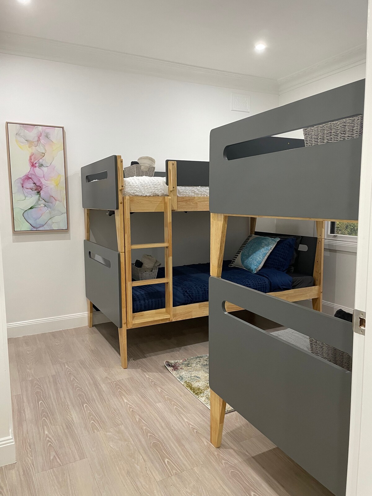 غرفة نوم ثالثة مع مجموعة من الأسرّة الفردية الكبيرة ، ومجموعة من الأسرّة الفردية وخزانة الملابس