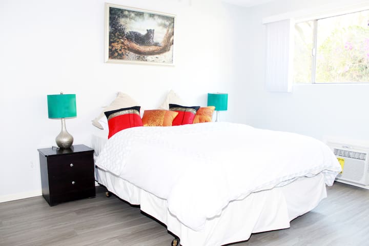 Hollywood _ Gr8 Location, 3 Beds w/ Private Bath!