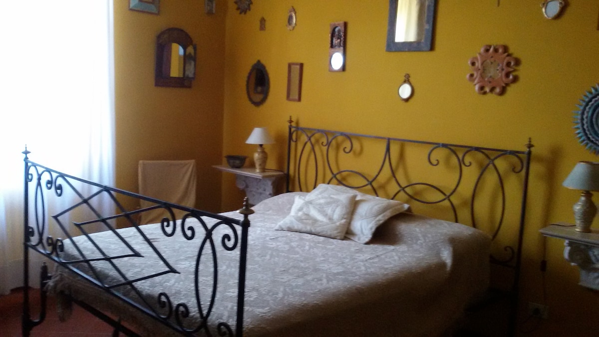 Camera specchi piano terra, letto matrimoniale