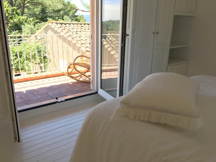 Habitación 5, con muy buena vista desde el balcón sobre el pueblo de Lauris.