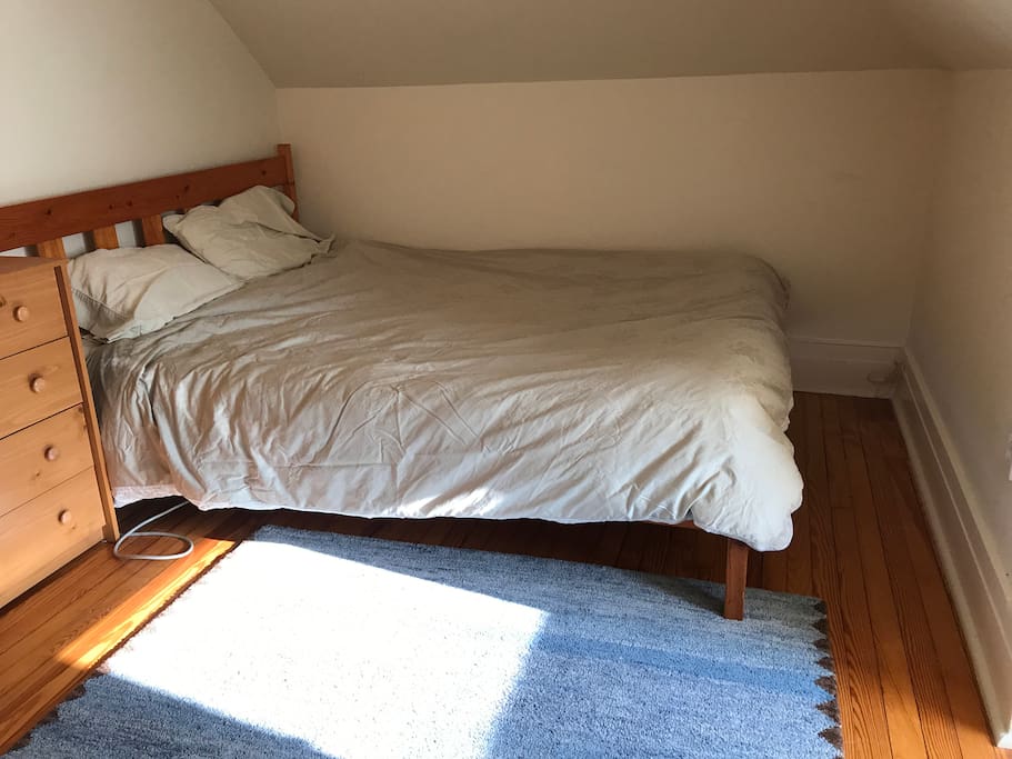 Queen bed, 4-drawer dresser and rug