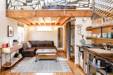 Lemon Door Micro-Loft Surrounded by Gardens in Hip Location