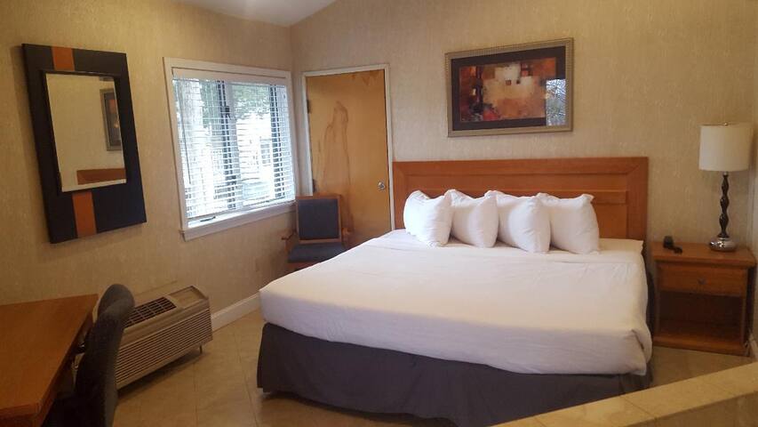 Cedar Park Inn & Whirlpool Suites