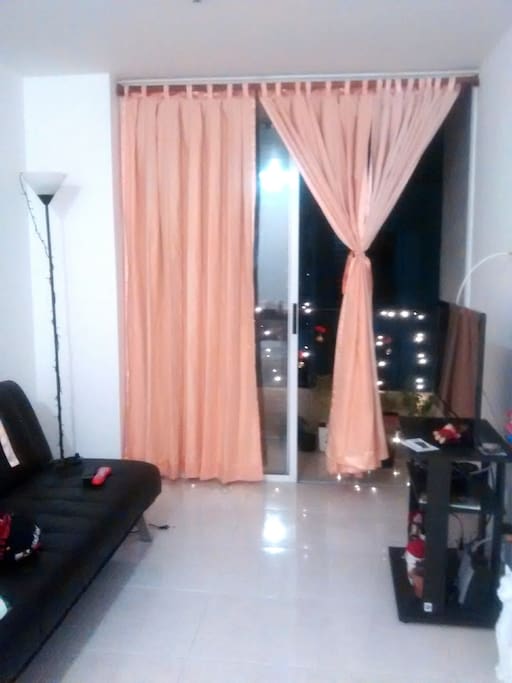 Sala con balcón y acceso a televisión