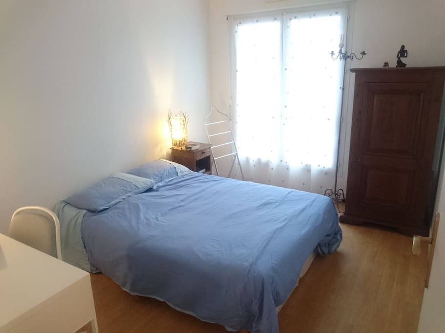 Chambre avec lit-armoire-bureau