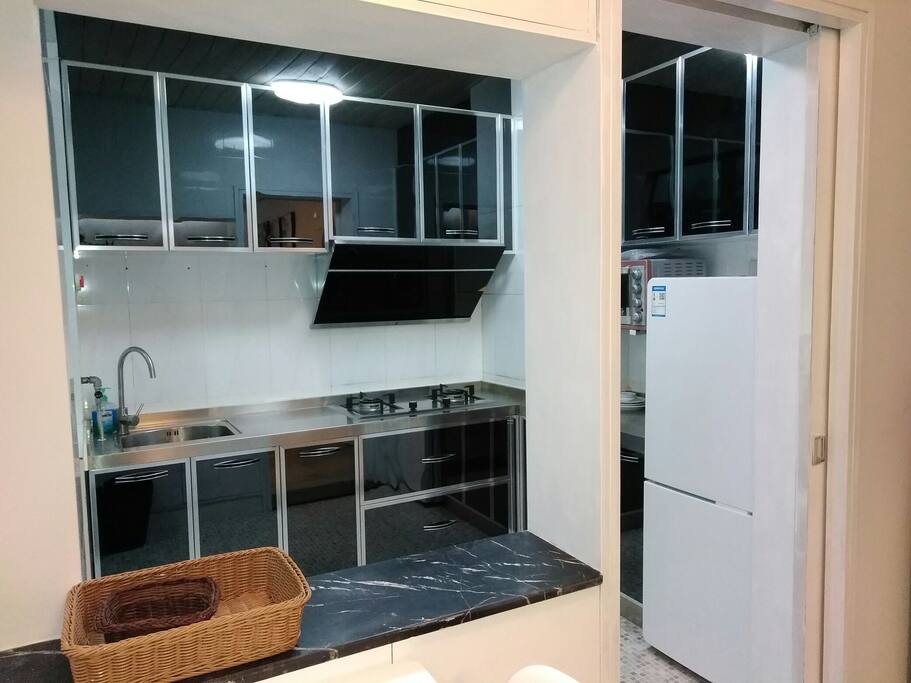新厨房,配有煤气灶、抽油烟机、冰箱、烤箱。there are gas stove ,smoke exhaust, refrigerator and oven .all of them are new.